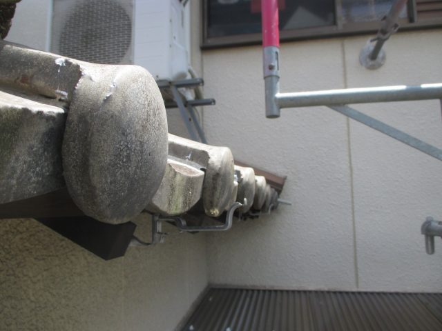 姫路市の雨樋工事で新設金物取り付け